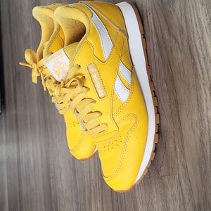 Reebok Classic Leather Sneakers Yellow Size 5 Youth Women's Size 7